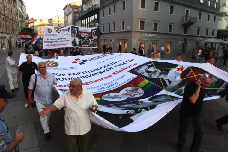 Slike prosvjeda u Rijeci zbog kojeg je publika kazališta morala bježati