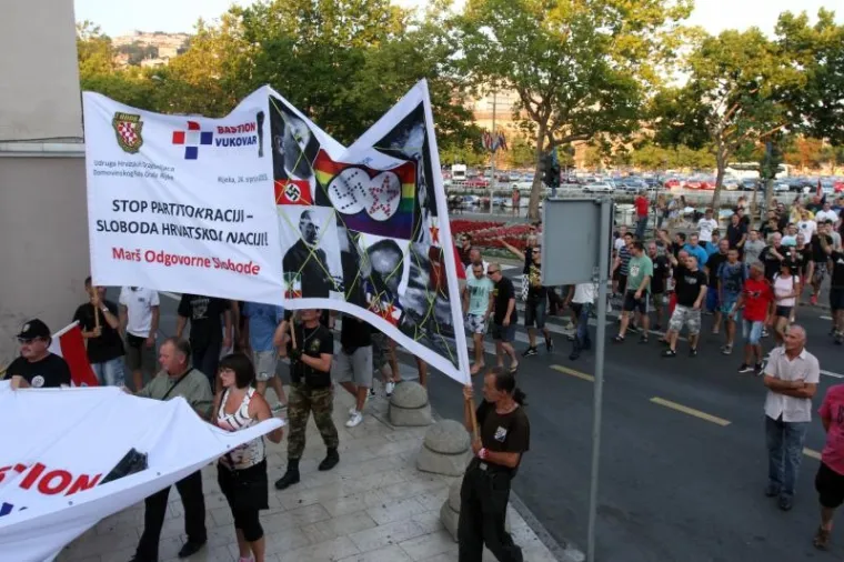 Prije početka tog događaja, dio riječkih udruga proizašlih iz Domovinskog rata održao je prosvjedni skup na Mostu hrvatskih branitelja.