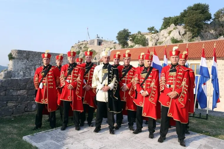 U Knin od ranog jutra pristižu skušine građana iz cijele Hrvatske na obilježavanje 20. godišnjice operacije Oluja i oslobođenja tog grada.