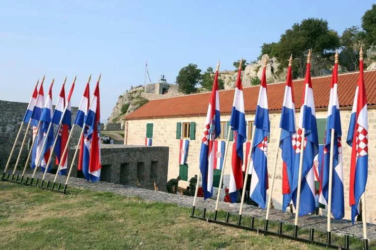 U Knin od ranog jutra pristižu sku&scaron;ine građana iz cijele Hrvatske na obilježavanje 20. godi&scaron;njice operacije Oluja i oslobođenja tog grada.
