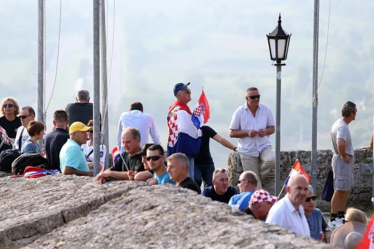 U Knin od ranog jutra pristižu sku&scaron;ine građana iz cijele Hrvatske na obilježavanje 20. godi&scaron;njice operacije Oluja i oslobođenja tog grada.