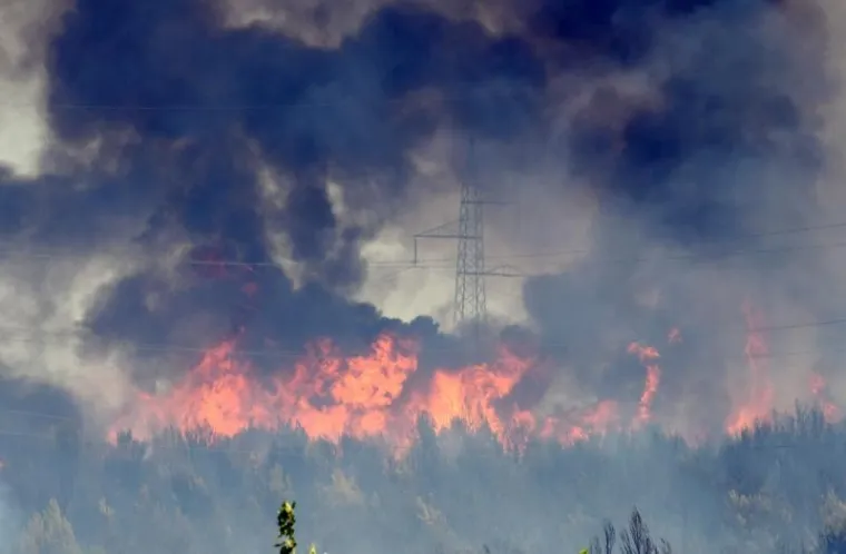 Požar koji je buknuo u četvrtak u mjestu Danilo Gornje gasilo je pedesetak vatrogasaca sa  tri kanadera i air tractora. Vatra je zahvatila borovu šumu i nisko raslinje. U jednom je trenutku zaprijetila kućama.