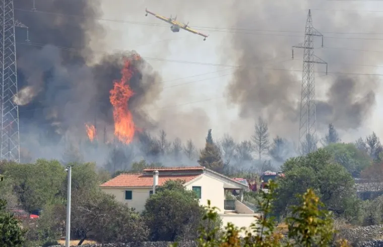VATRENA STIHIJA: Požar ponovo prijetio &scaron;ibenskom zaleđu