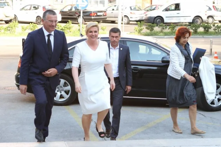 Predsjednica RH Kolinda Grabar-Kitarović privremeno je preselila svoj ured u Split u zgradu Splitsko-dalmatinske županije.