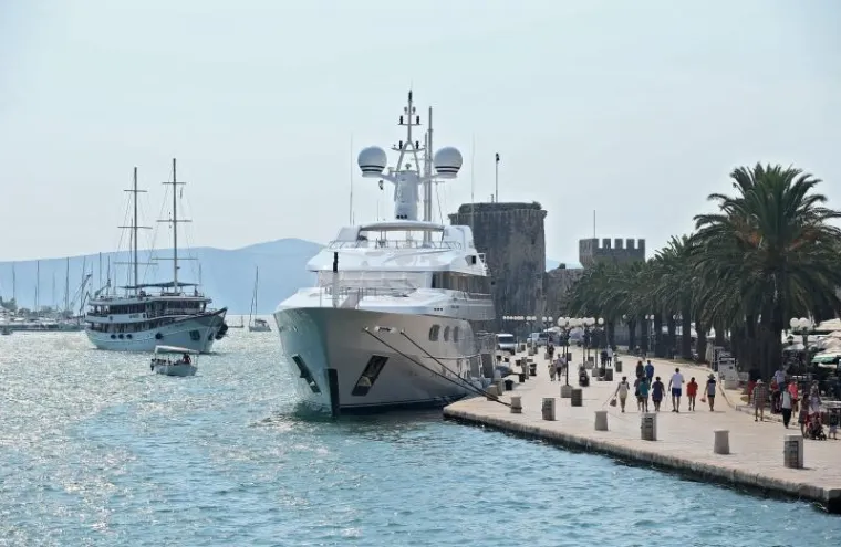 Bernie Ecclestone i njegova 49 godina mlađa supruga Fabiana Flosi stigli su u Trogir sa svojim prijateljima i ukrcali se na svoju jahtu.