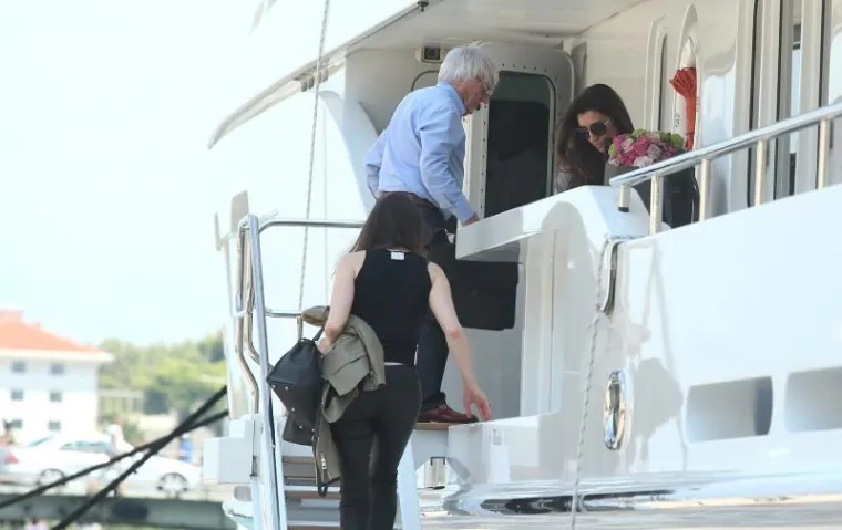Bernie Ecclestone i njegova 49 godina mlađa supruga Fabiana Flosi stigli su u Trogir sa svojim prijateljima i ukrcali se na svoju jahtu.