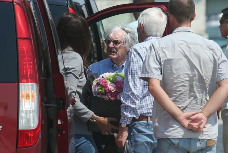 Bernie Ecclestone i njegova 49 godina mlađa supruga Fabiana Flosi stigli su u Trogir sa svojim prijateljima i ukrcali se na svoju jahtu.