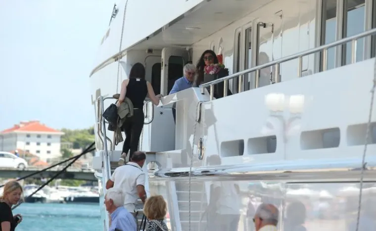 Bernie Ecclestone i njegova 49 godina mlađa supruga Fabiana Flosi stigli su u Trogir sa svojim prijateljima i ukrcali se na svoju jahtu.