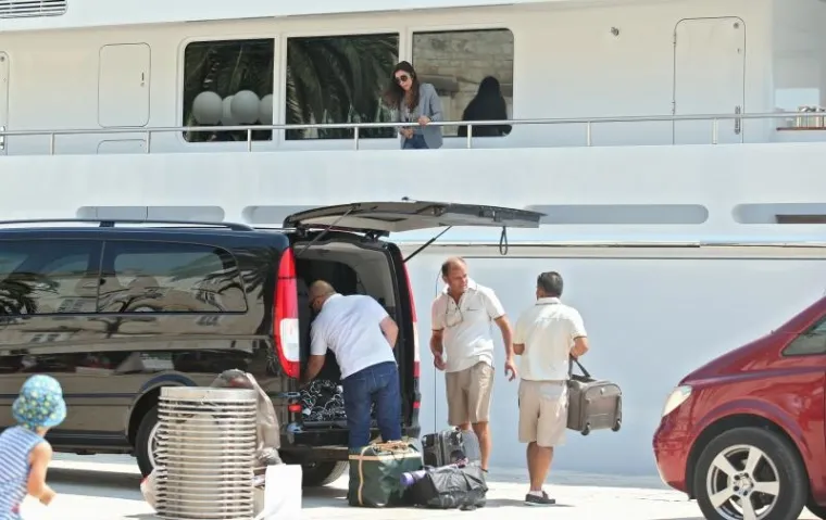 Bernie Ecclestone i njegova 49 godina mlađa supruga Fabiana Flosi stigli su u Trogir sa svojim prijateljima i ukrcali se na svoju jahtu.