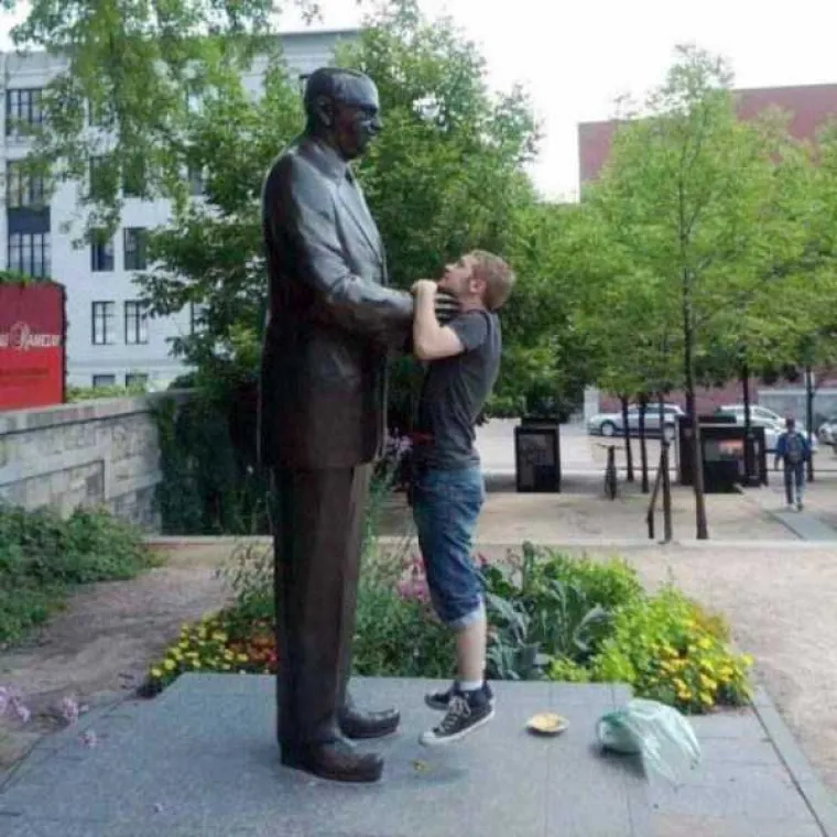 Tko kaže da kipovi nisu zabavni?