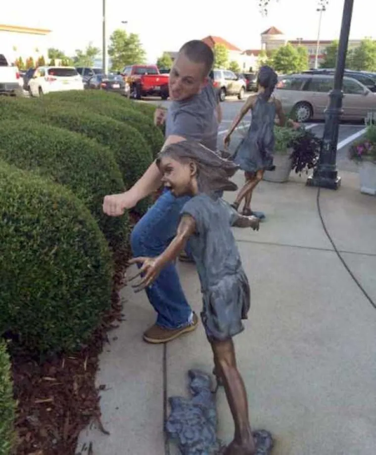 Tko kaže da kipovi nisu zabavni?