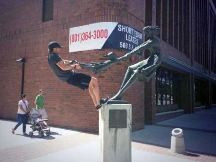 Tko kaže da kipovi nisu zabavni?