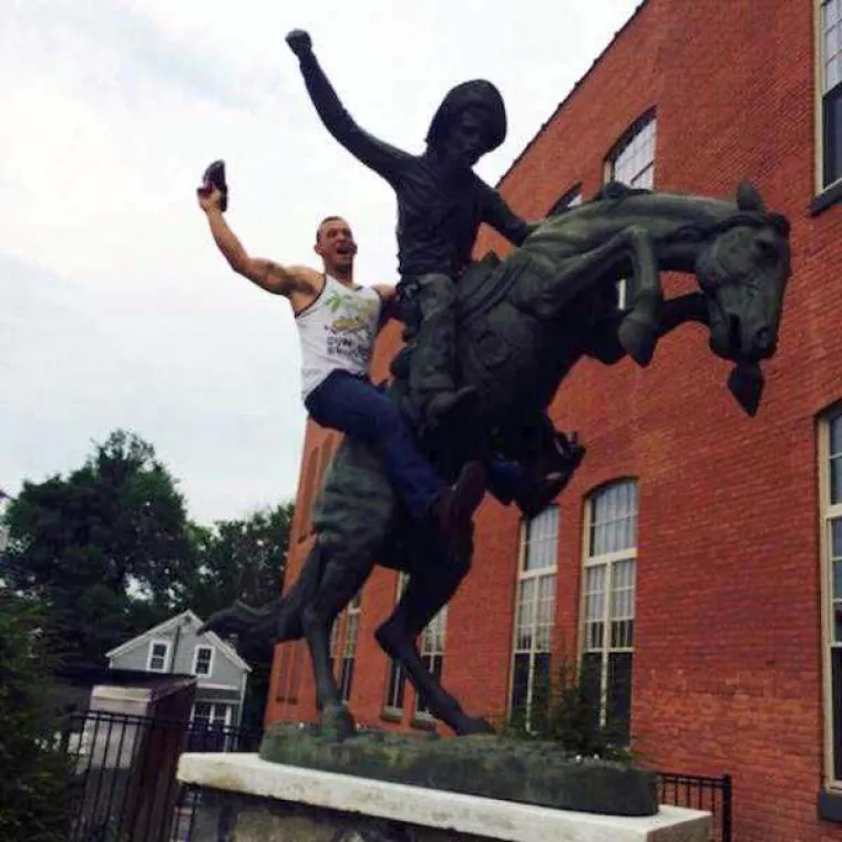 Tko kaže da kipovi nisu zabavni?