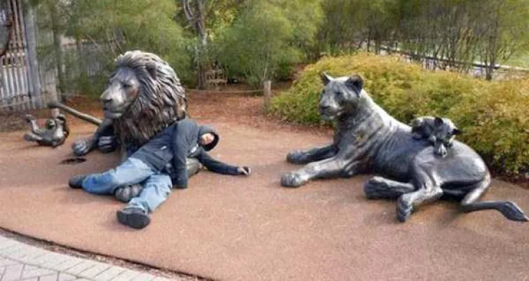 Tko kaže da kipovi nisu zabavni?