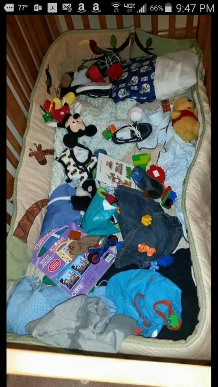 Kada trogodišnjaku kažete 'pospremi igračke s poda', on to tako i shvati. Nitko nije spominjao krevetić!