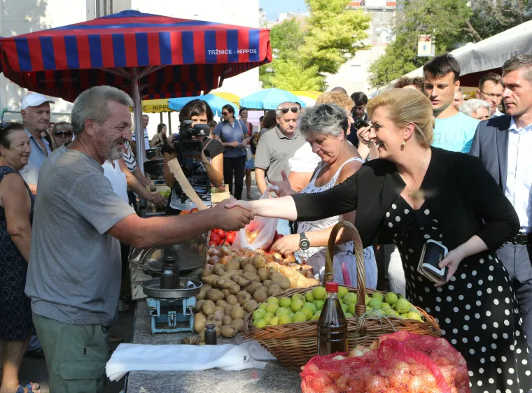 Predsjednica popila kavu na Rivi, na Pazaru joj recitirali pjesmu napisanu njoj u čast!