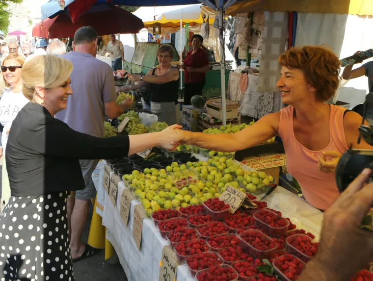 Predsjednica popila kavu na Rivi, na Pazaru joj recitirali pjesmu napisanu njoj u čast!