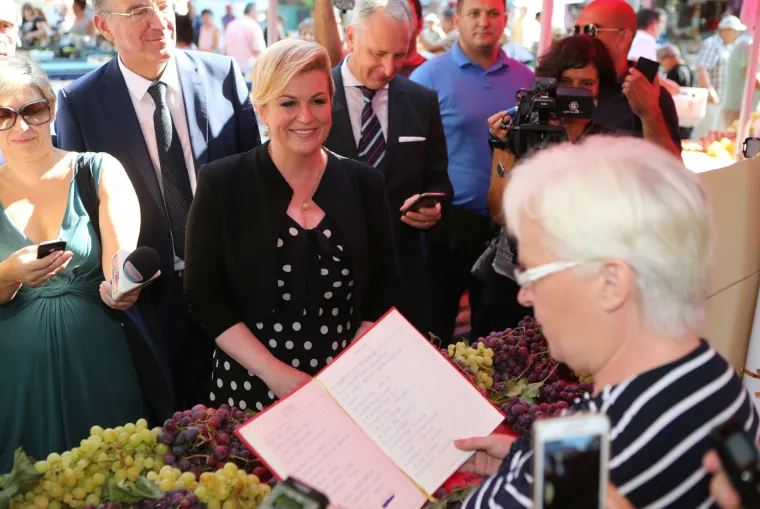 Predsjednica popila kavu na Rivi, na Pazaru joj recitirali pjesmu napisanu njoj u čast!