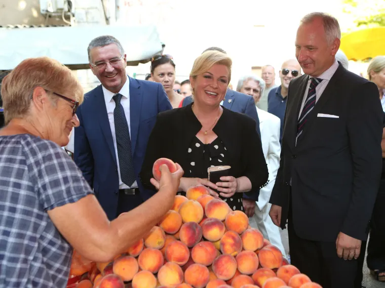 Predsjednica popila kavu na Rivi, na Pazaru joj recitirali pjesmu napisanu njoj u čast!