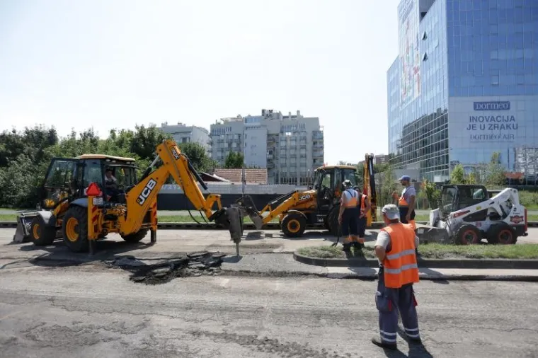Zbog izvođenja uređenja južnog kolnika Zagrebačke avenije, na dijelu od nadvožnjaka iznad Selske ceste do željezničkog nadvožnjaka neposredno prije Savske ceste, u vremenu od ponedjeljka 10. 08. 2015. godine od 09 sati do subote 15. 08. 2015. godine do 4 sata, ista će biti zatvorena za sav promet.  Za vrijeme navedenih radova mogući obizazni pravac je Zagrebačka av. &ndash; Selska c. &ndash; Savska c. &ndash; Slavonska av.  Iz Zagrebačkih cesta upozorili su na moguće pote&scaron;koće u prometu i vozače zamolili za strpljenje i razumijevanje.