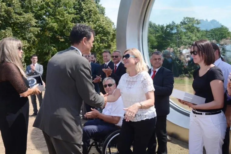 Radman je Ledererovoj supruzi Ani i kćerci Petri, uručio je umanjenu repliku spomenika u obliku plakete.