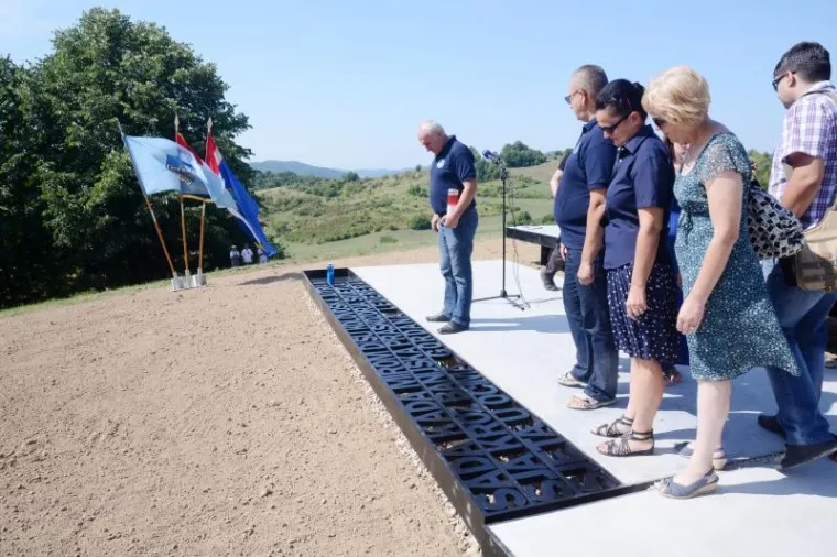 Glavni ravnatelj Hrvatske radiotelevizije Goran Radman izrazio je žaljenje što oni koji su pucali na Lederera do danas nisu privedeni pravdi.  "Oni koji su mogli pomoći da preživi nakon teškog ranjavanja, nisu to željeli učiniti. Ovaj spomenik Hrvatska radiotelevizija je podigla u njegov spomen i želimo da on bude inspiracija svima nama zaposlenicima, građanima Hrvatske Kostajnice i svim građanima Republike Hrvatske da po uzoru na njegov život i smrt, traže inspiraciju svoga života. Želimo da na ovo mjesto dolaze generacije mladih i inspriraju onime što je Lederer ostavio", rekao je Radman.