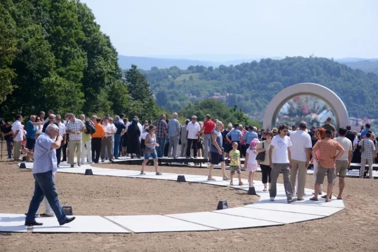 "SLOMLJENI PEJZAŽ": Otkriveno spomen-obilježje Gordanu Ledereru
