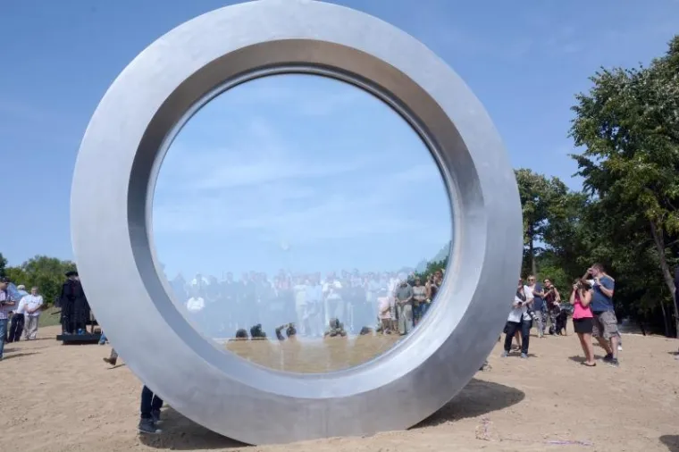 Otkrivanjem spomen obilježja "Slomljeni pejzaž", na brdu Čukur pokraj Hrvatske Kostajnice, na svečan je način u ponedjeljak obilježena 24. obljetnica pogibije snimatelja Hrvatske televizije Gordana Lederera.  Lederer je, istaknuto je, poginuo na današnji dan na svom "radnom mjestu", snimajući hrvatske branitelje koji su branili Pounje od srpskog okupatora.