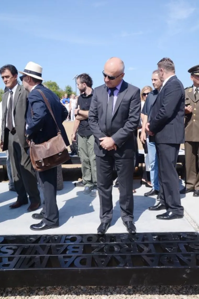 Svečanosti, održanoj pod pokroviteljstvom Hrvatskog sabora, uz ostale su bili nazočni ministar branitelja Fred Matić, zagrebački gradonačelnik Milan Bandić, sisačko-moslavački župan Ivo Žinić i brojni drugi izvanici.