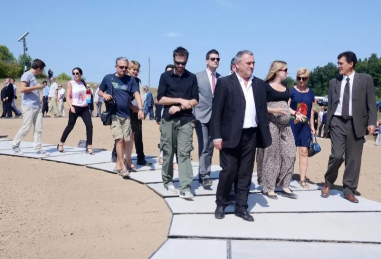 "SLOMLJENI PEJZAŽ": Otkriveno spomen-obilježje Gordanu Ledereru