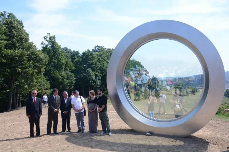 Spomenik u obliku kruga propucanog metkom simbolizira savr&scaron;enstvo života i objektiv Ledererove kamere, zajednički su otkrili Goran Radman, Tomislav Paunović i Milan Be&scaron;lić.