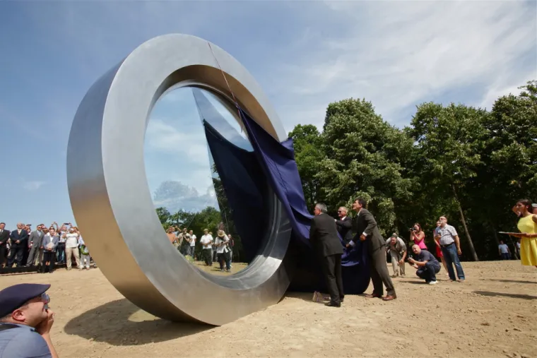 Trenutak svečanoga otkrivanja spomen-obilježja Gordanu Ledereru na brdu Čukur kod Hrvatske Kostajnice