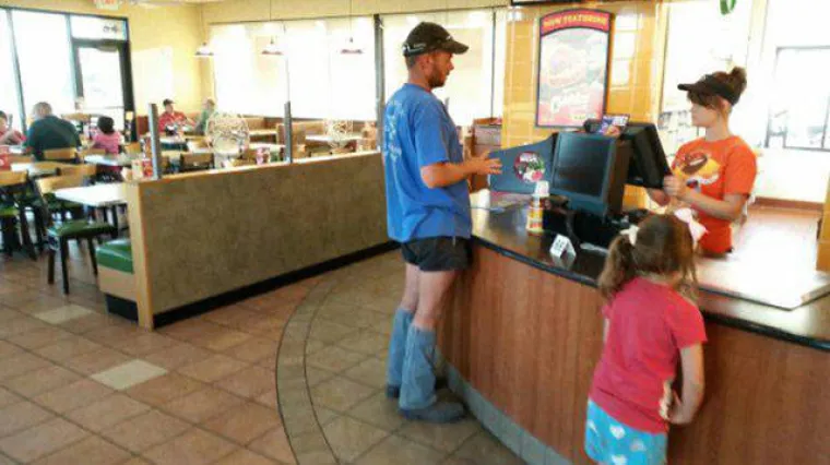 Je li u pitanju besparica, nemar ili ne&scaron;to treće? Za&scaron;to se ljudi ovako oblače?