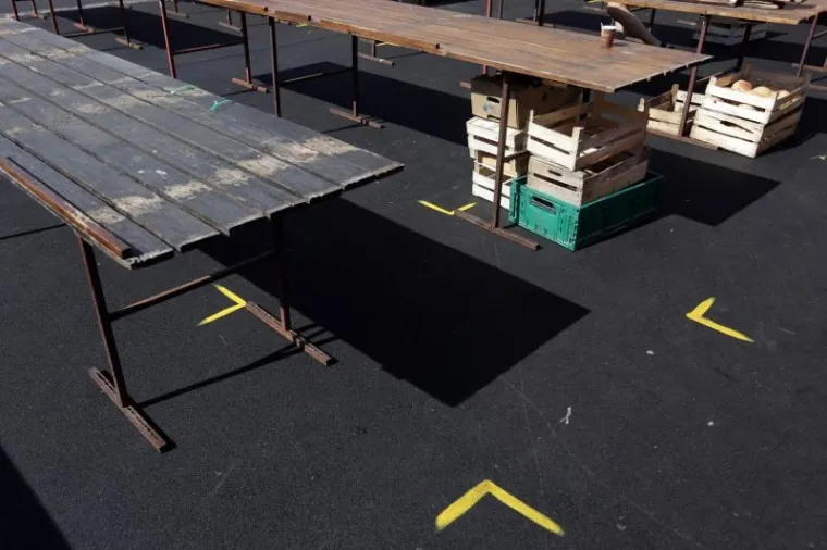 Nakon &scaron;to je na nekoliko dana tržnica preseljena na Trg bana Jelačića, kao u stara vremena, &scaron;tandovi su vraćeni na obnovljeni Dolac.