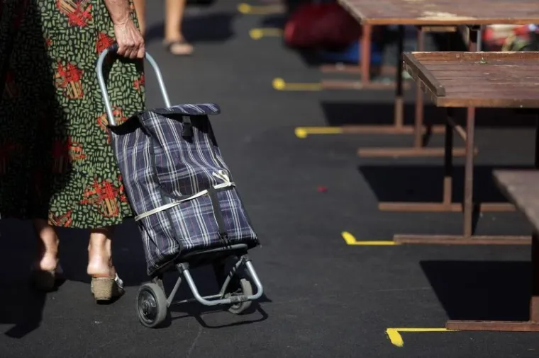 Nakon &scaron;to je na nekoliko dana tržnica preseljena na Trg bana Jelačića, kao u stara vremena, &scaron;tandovi su vraćeni na obnovljeni Dolac.
