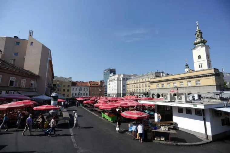Nakon &scaron;to je na nekoliko dana tržnica preseljena na Trg bana Jelačića, kao u stara vremena, &scaron;tandovi su vraćeni na obnovljeni Dolac.