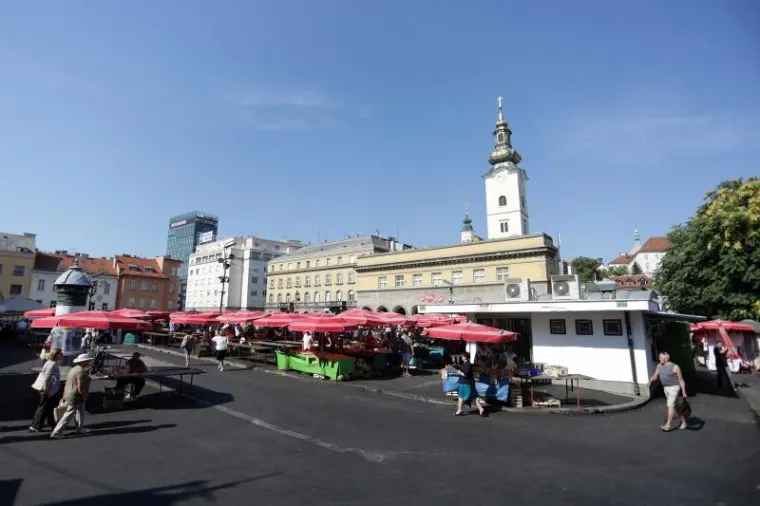 Nakon &scaron;to je na nekoliko dana tržnica preseljena na Trg bana Jelačića, kao u stara vremena, &scaron;tandovi su vraćeni na obnovljeni Dolac.