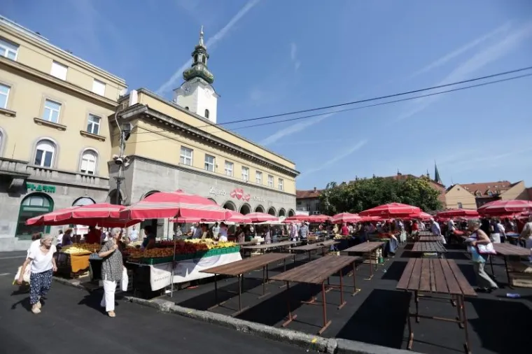 Nakon &scaron;to je na nekoliko dana tržnica preseljena na Trg bana Jelačića, kao u stara vremena, &scaron;tandovi su vraćeni na obnovljeni Dolac.