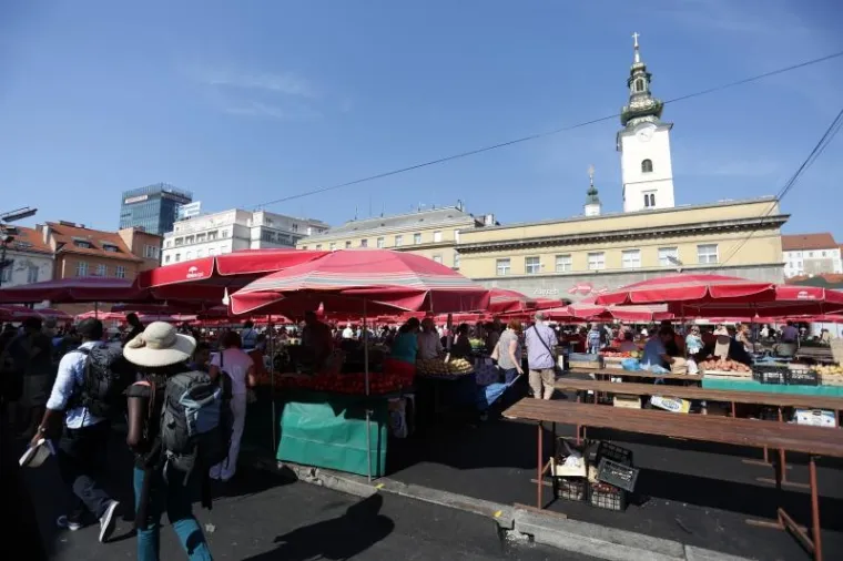 Nakon &scaron;to je na nekoliko dana tržnica preseljena na Trg bana Jelačića, kao u stara vremena, &scaron;tandovi su vraćeni na obnovljeni Dolac.