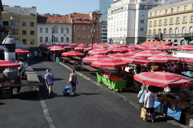 Nakon &scaron;to je na nekoliko dana tržnica preseljena na Trg bana Jelačića, kao u stara vremena, &scaron;tandovi su vraćeni na obnovljeni Dolac.