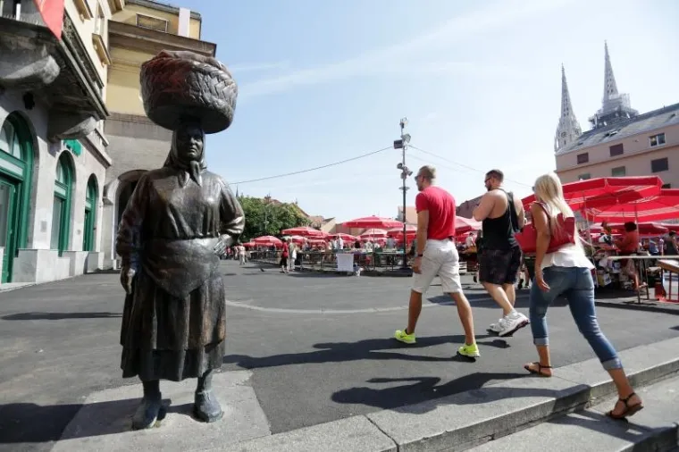 Nakon &scaron;to je na nekoliko dana tržnica preseljena na Trg bana Jelačića, kao u stara vremena, &scaron;tandovi su vraćeni na obnovljeni Dolac.
