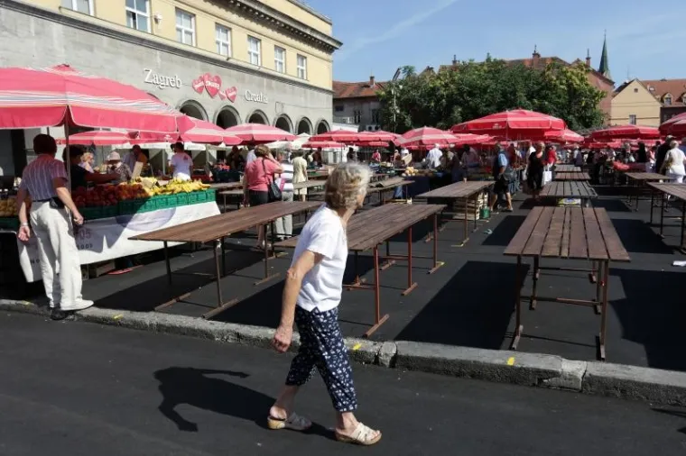 Nakon &scaron;to je na nekoliko dana tržnica preseljena na Trg bana Jelačića, kao u stara vremena, &scaron;tandovi su vraćeni na obnovljeni Dolac.
