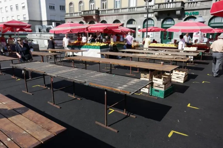 Nakon &scaron;to je na nekoliko dana tržnica preseljena na Trg bana Jelačića, kao u stara vremena, &scaron;tandovi su vraćeni na obnovljeni Dolac.