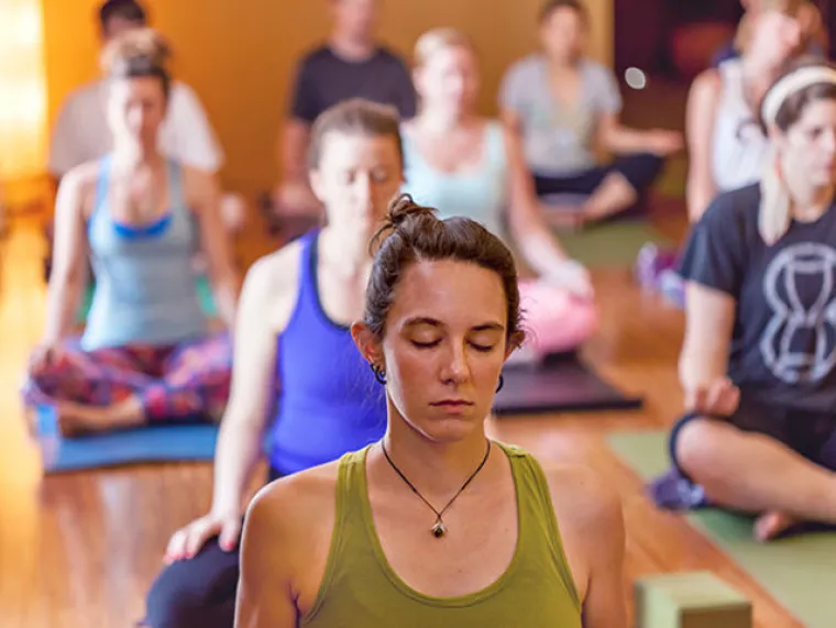 Dok svi meditiraju za vrijeme joge