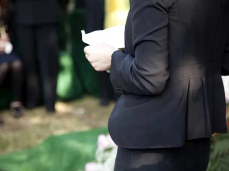 Dok čitate eulogiju na sprovodu