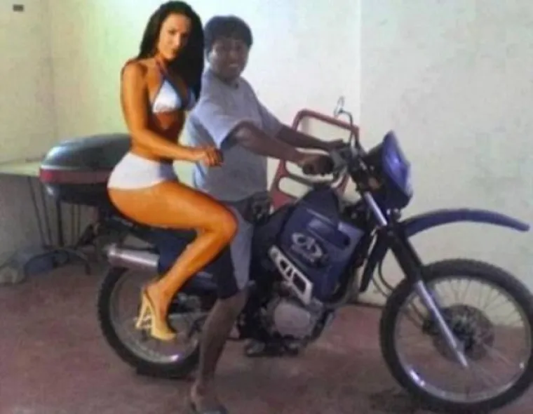 Neki dečki toliko očajno žele curu da su spremni osramotiti se i na ovaj način...