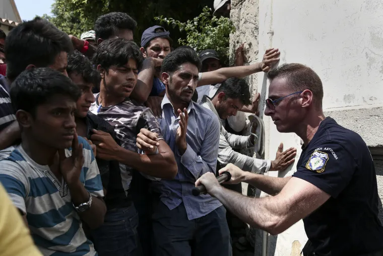 Neredi u Grčkoj: imigranti se sukobili s policijom