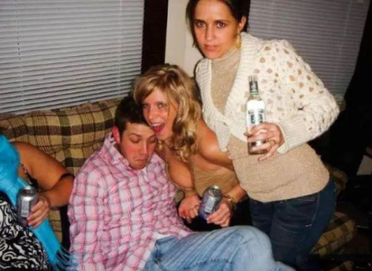 Neki mu&scaron;karci ba&scaron; vole buljiti u grudi i guze, a ovi su uhvaćeni na djelu