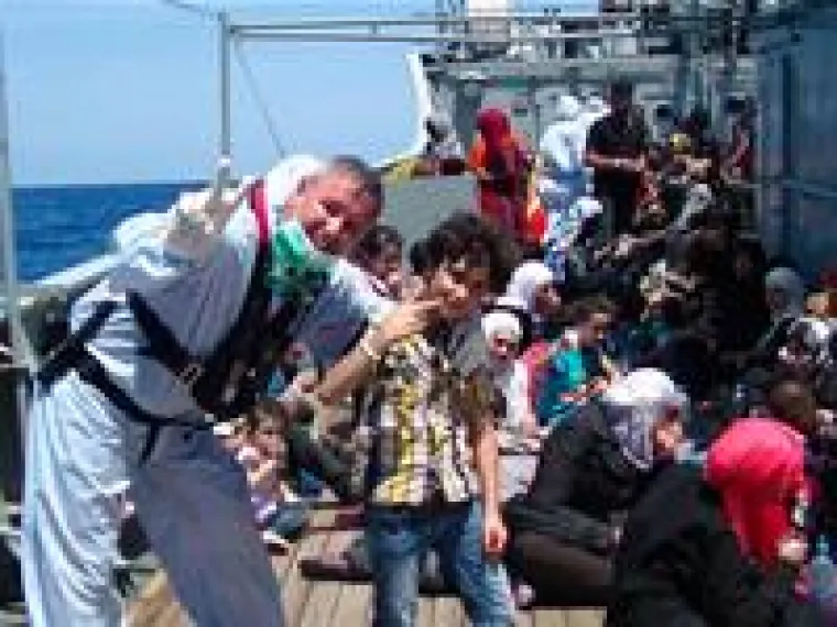 Voditelj boarding tima Davor Elač sa jednim od spašenih migranata