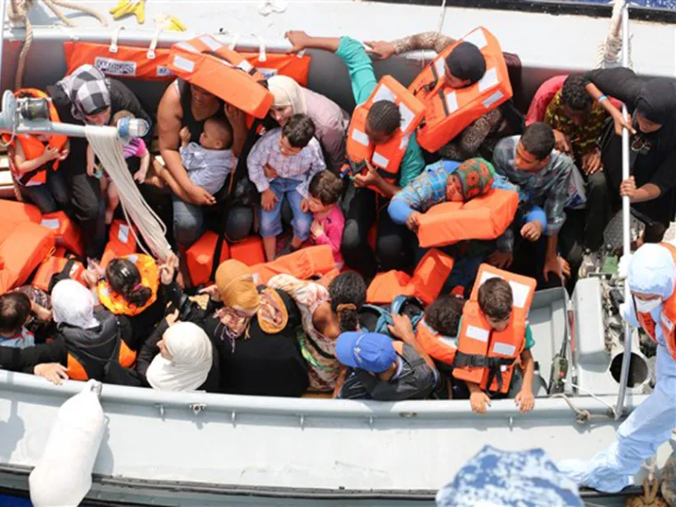 Migranti u plovilu za prekrcaj